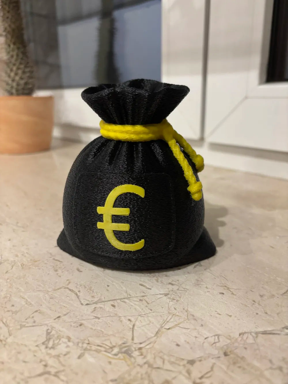 Geldsack Spardose mit Euro-Zeichen – Vorderansicht mit Geldschein