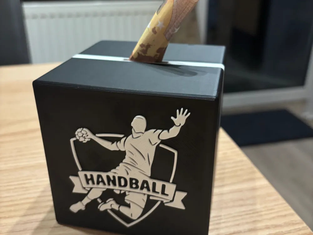 Handball Spardose – Vorderansicht mit Handball-Logo und Geldschein