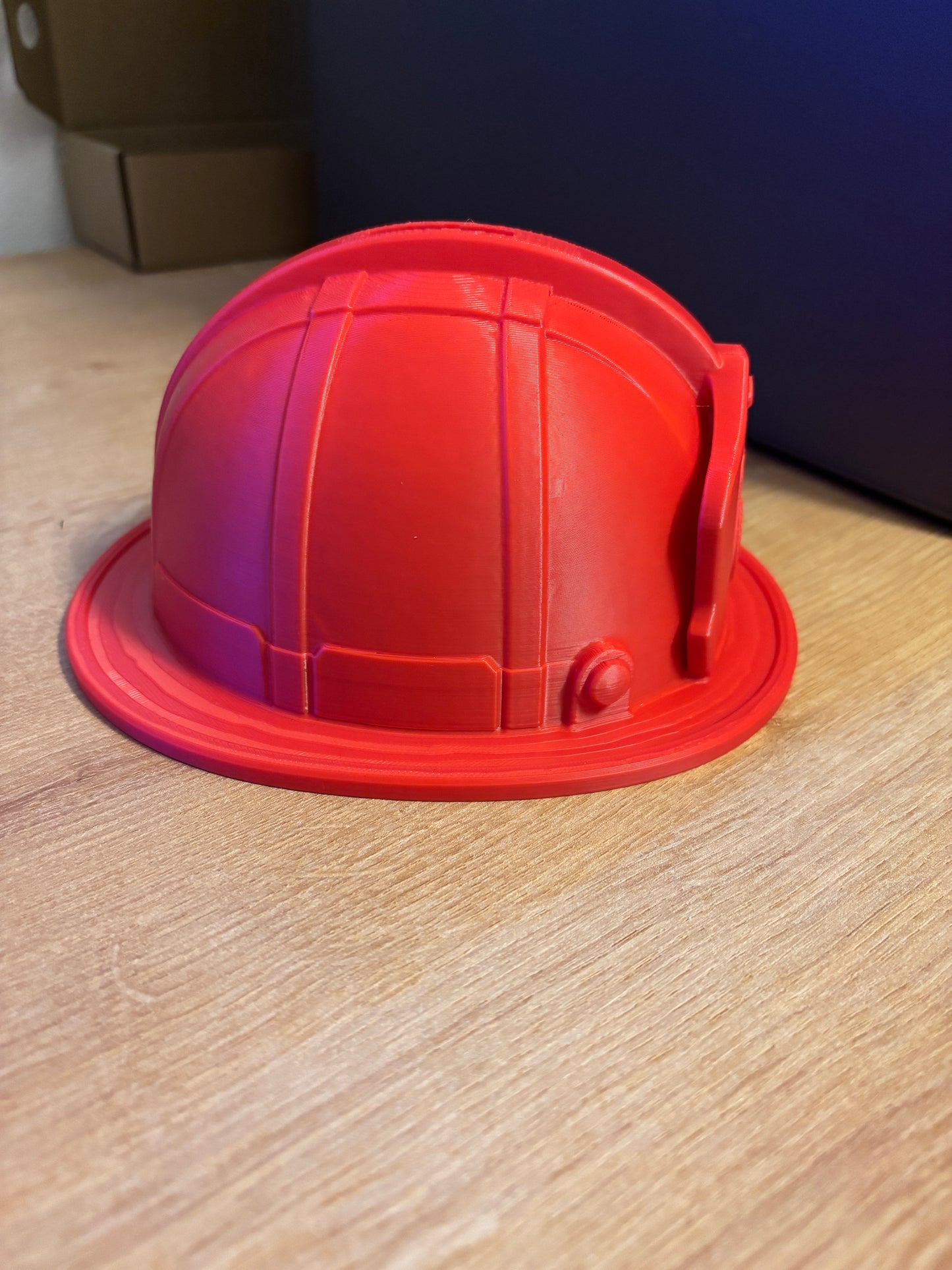 Feuerwehrhelm Spardose – Unterseite mit Münzöffnung